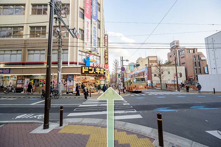 ドン・キホーテが見えてきますのでそのまま直進します